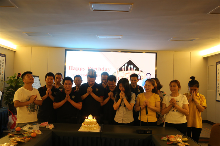 快猫成人短视频4月份员工生日会 | 小Party，大感动