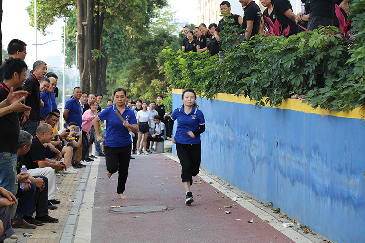 女子接力跑比赛现场